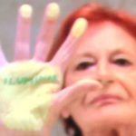 Meri Lao ha scritto "ILUMINAR" sulla mano
